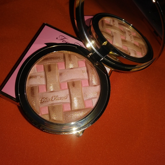 Too Faced Radiant Matte Bronzer - Picture 3 of 6